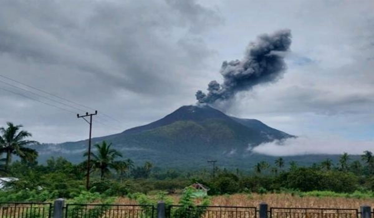 Gunung Lewotobi Laki-laki Meletus Dahsyat! Hujan Abu Selimuti Flores Timur