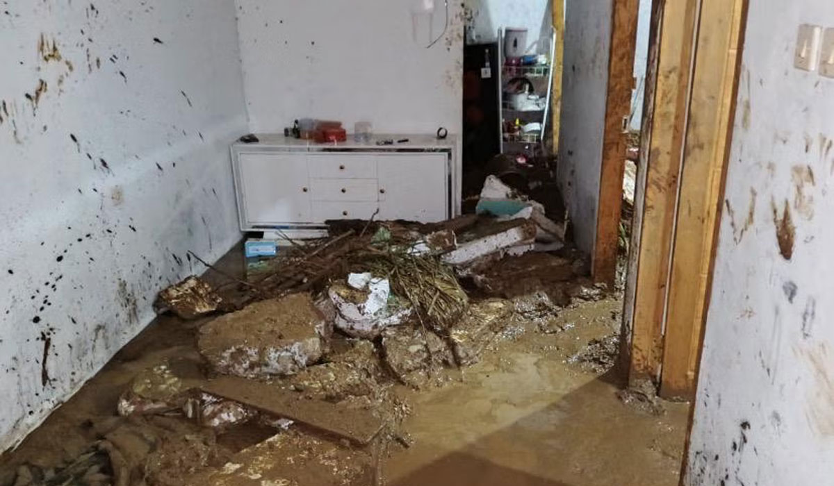 TRAGIS! Longsor Hantam Sukabumi, 2 Rumah Tertimbun, Satu Wanita Ditemukan Tewas